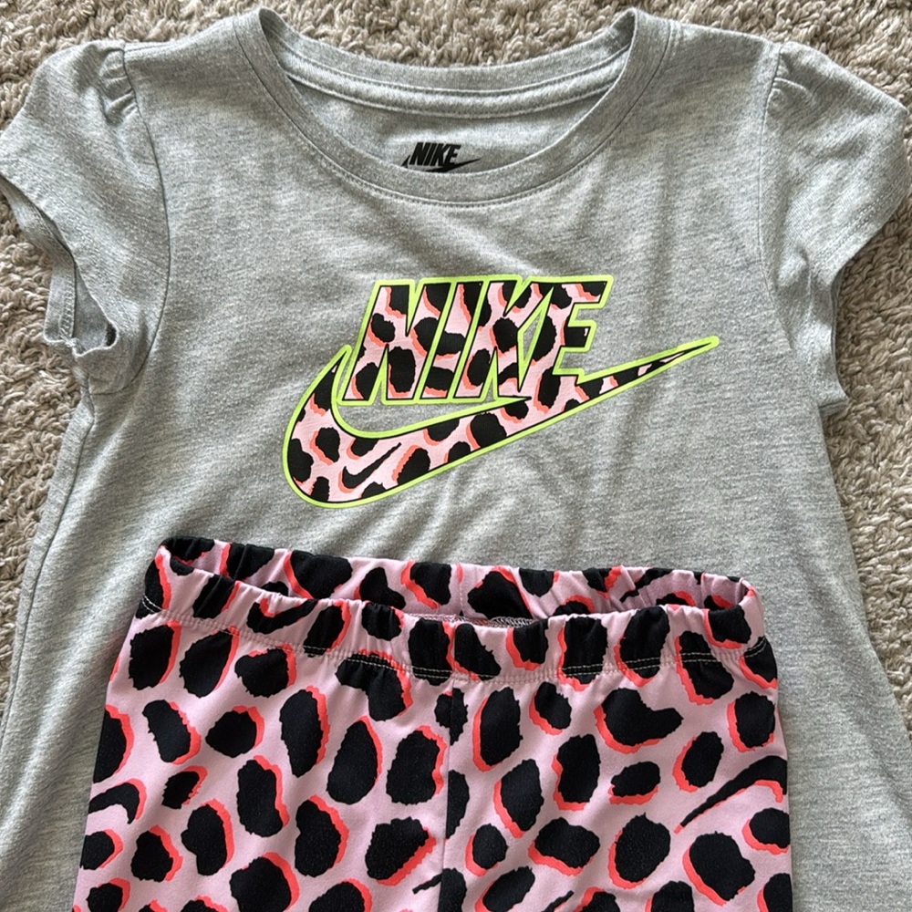 Nike Set - Picture 2 of 3